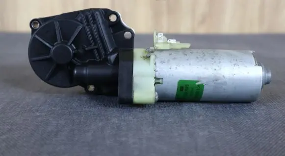 Mercedes-Benz SLK R171 Seat adjustment motor 0130002528 A0130002528