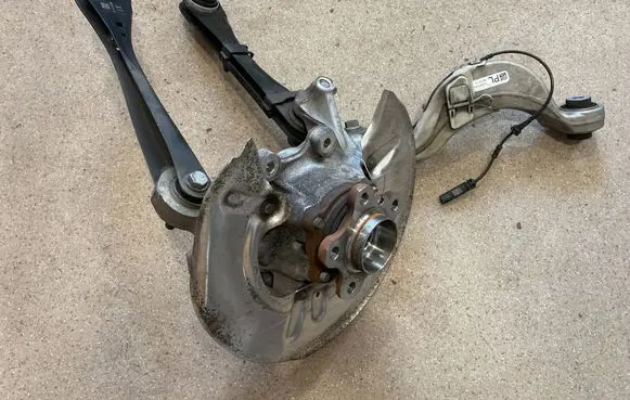 BMW 5 G60 G61 Rear wheel hub spindle/knuckle 8840677 6899153 8852067