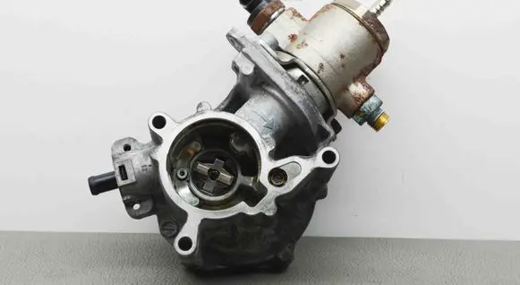 Audi Q3 8U Vacuum pump 06J145100G