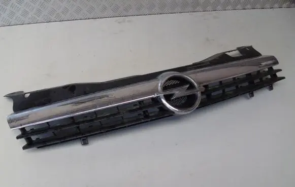Opel Astra H Front bumper upper radiator grill