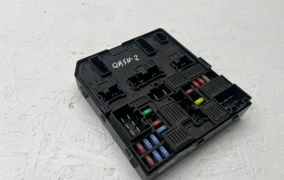 Nissan Qashqai Fuse module 284B75NA1A