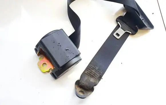 Middle seatbelt (rear)