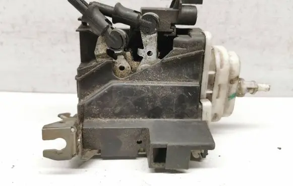 Audi A4 S4 B5 8D Front door lock 4D0173A