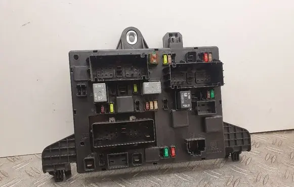 Opel Zafira C Fuse module 20957185 365927271 1110097AC