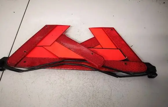Volkswagen PASSAT B5 Emergency warning sign 8D5860251