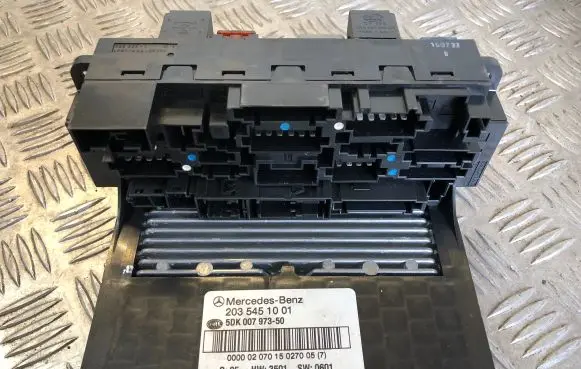 Mercedes-Benz C W203 Fuse module 2035451001 5DK00797350 0207015027005