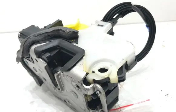 Chevrolet Cruze Front door lock 13579522