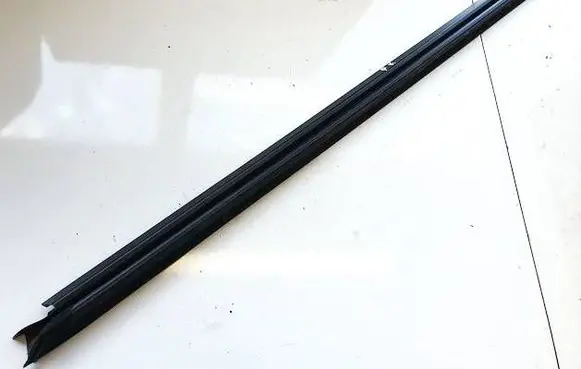 Volkswagen PASSAT B7 Front door glass trim molding 3AA837471A