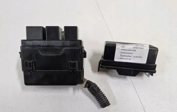 Mitsubishi ASX Relay mounting block MR301978MR301971