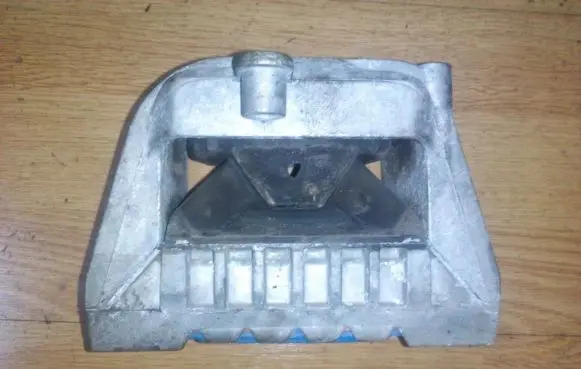 Volkswagen Golf V Engine mount bracket 1k0199262