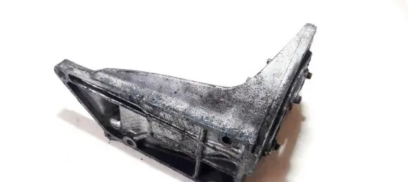 Engine mounting bracket