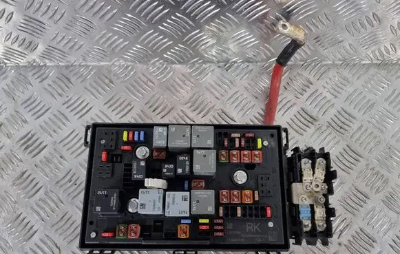 Opel Astra J Fuse module 13318784