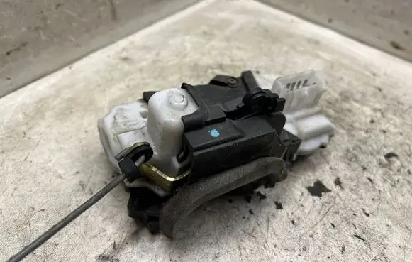Peugeot 607 Front door lock 3285B
