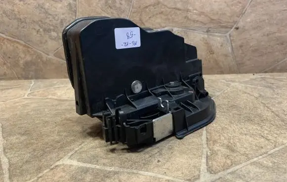 BMW Z4 E89 Front door lock 7202145