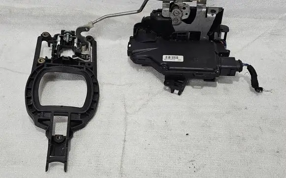 Audi A2 Front door lock 8Z2837015E