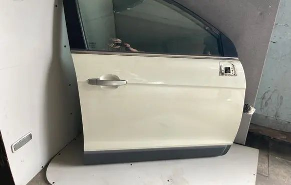 Chevrolet Captiva Front door