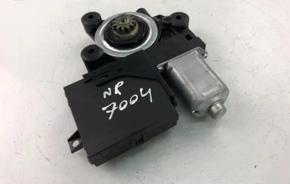 Volvo S40 Front door window regulator motor 979039100