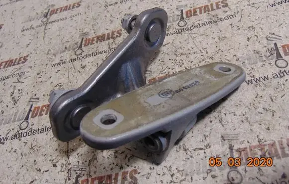 Mercedes-Benz E W212 Front door upper hinge A047058