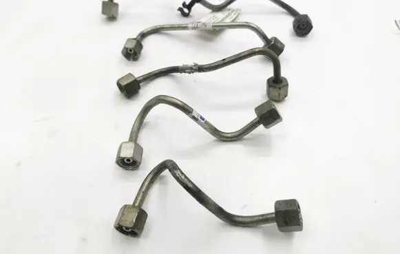 Fuel injector supply line/pipe