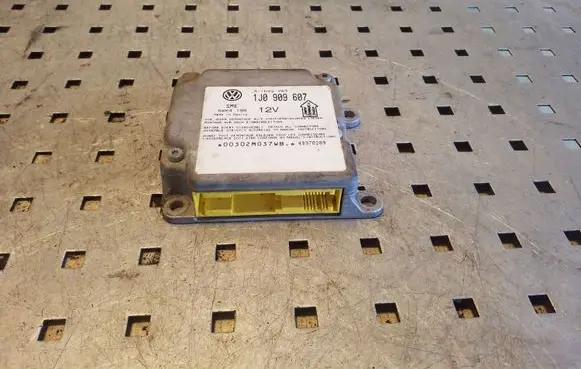 Volkswagen PASSAT B5 Airbag control unit/module 1J0909607