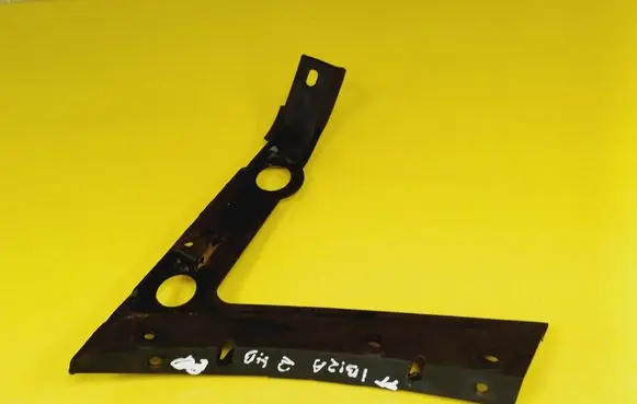 Rear bumper mounting bracket