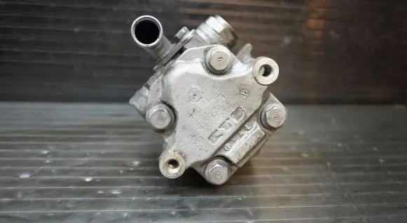 Volkswagen Caddy Power steering pump 2K0422154