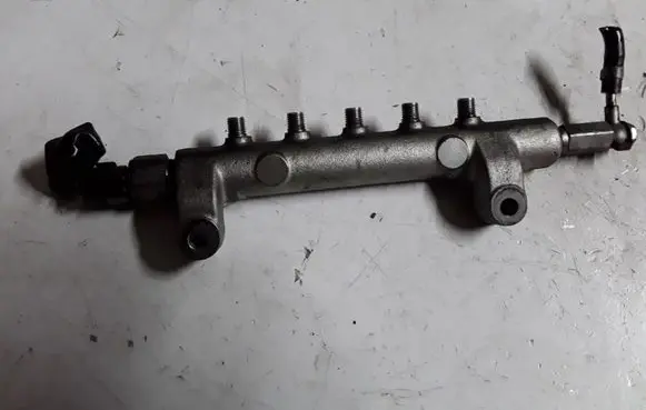 Nissan X-Trail T30 Fuel main line pipe