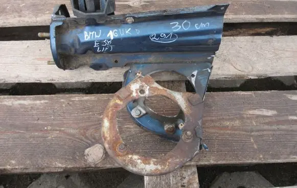 Radiator mount bracket