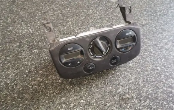 Nissan Primera Climate control unit 275109F601