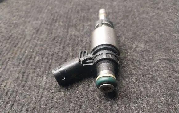 Audi A4 S4 B8 8K Fuel injector 06H906036P