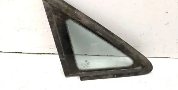 Volkswagen Touran I Front triangle window/glass 43R00048 DOT24 M68