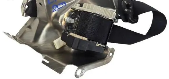 Rear seatbelt