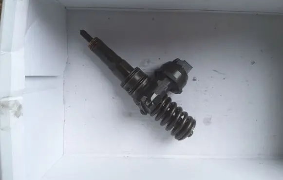 Volkswagen PASSAT B6 Fuel injector 038130073AG 0414720215