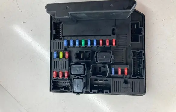 Nissan Qashqai+2 Fuse module 519228324 1017195013