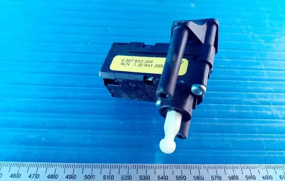 Volkswagen Cross Touran I Headlight level adjustment motor 0307853304
