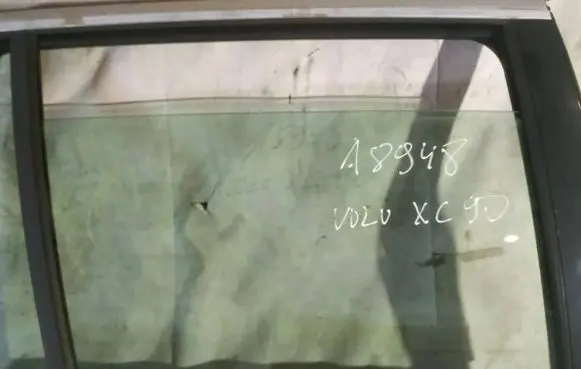 Volvo XC90 Rear door window glass