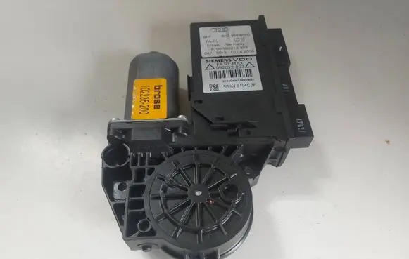 Audi A4 S4 B7 8E 8H Front door window regulator motor 8H2959802D