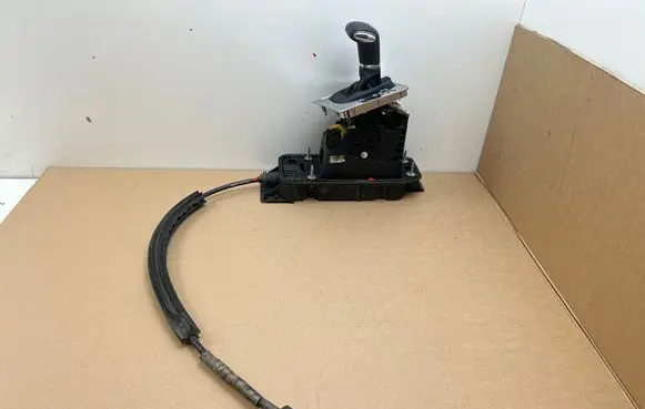 Volkswagen PASSAT B6 Gear shifter/selector 1K0713061