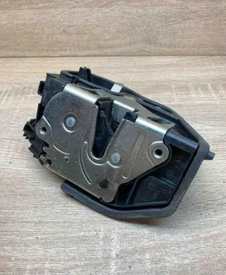 BMW X3 E83 Rear door lock 7167076