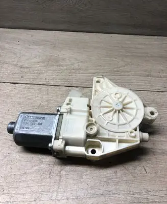 Mercedes-Benz E W212 Front door window regulator motor 0130822636