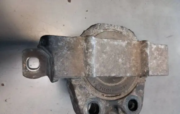 Ford Focus Engine mount bracket 307396