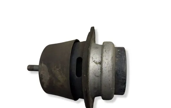 Volkswagen Touareg I Engine mount bracket 7L8199131A