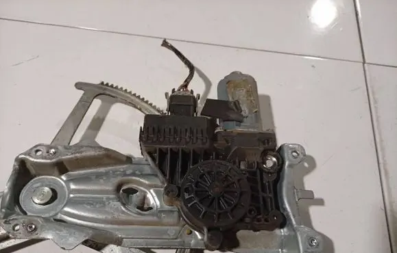 Opel Zafira A Front door window regulator motor 90579356