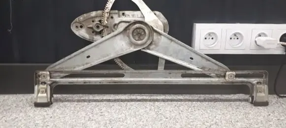 Ford Focus Front window lifting mechanism without motor e521f