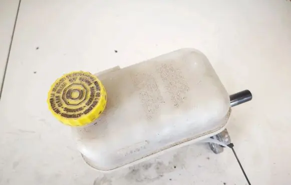 Brake fluid reservoir