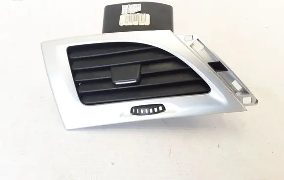 Renault Megane III Dashboard side air vent grill/cover trim 687615233R