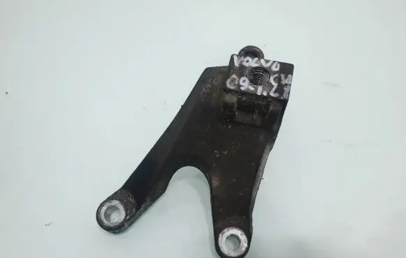 Engine mounting bracket