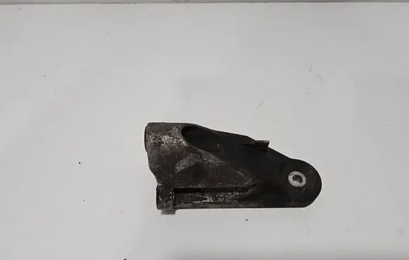 Engine mounting bracket