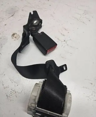 Middle seatbelt (rear)