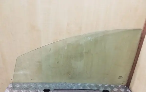 Toyota Avensis T270 Front door window glass four-door 